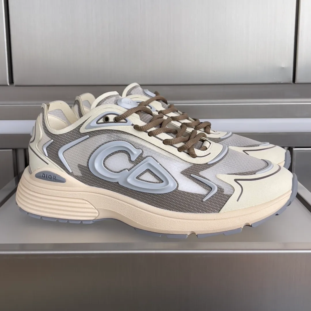 [DIOR] P: 560💰 Men's 39-44 (customized at 45.46) Dior Dior B30 series Countdown technology sneakers casual dad shoes This B30 Countdown technology sneaker is a new product in the 2026 spring men's wear series. The sports silhouette combines high-end logos and technological performance, making it unique. Lightweight and comfortable, it's inspired by modern running and crafted from materials like white and gray N30 nylon, a breathable technical fabric with multiple layers of translucence. Decorated with navy blue injection molded rubber panels and a graphic reinterpretation of the CD30 logo to enhance the style. Rubber Dior B30 and CD30 logos on the tongue and backside. The textured-effect sole is made from elastic rubber and foam and features classic details for ideal comfort. Can be matched with sportswear and casual outfits to create a sophisticated look. Exquisite packaging at the delivery counter 🛍📦 ▪️Fabric: original customized technical fabric + mesh ▪️Inner lining: customized breathable lining ▪️Outsole: original molded IP foam + TPU outsole ▪️Insole thickness: 3.5CM